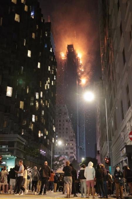 香港一大樓昨深夜近乎「燒通頂」，令人憂慮是否影響大廈結構而須拆卸重建。圖/中新社