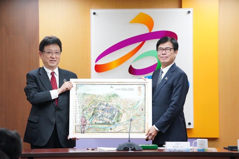 今年1月，熊本市長大西一史（左）拜會高雄市政府，當時與市長陳其邁互贈紀念品。圖／高市府提供