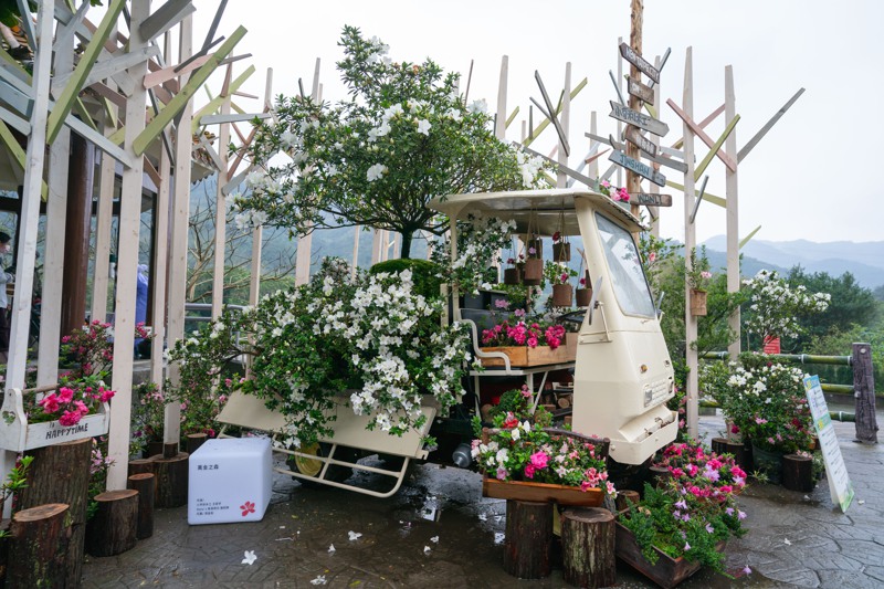 這次萬金杜鵑以「移動花聚落」為主題，讓國內藝術家與在地花農合作，打造特色杜鵑花車與花船。圖／新北市農業局提供