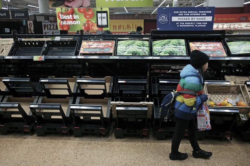 英國連鎖超市艾斯達1間位於倫敦東部的超市，顧客只能望蔬果貨架興嘆。美聯社