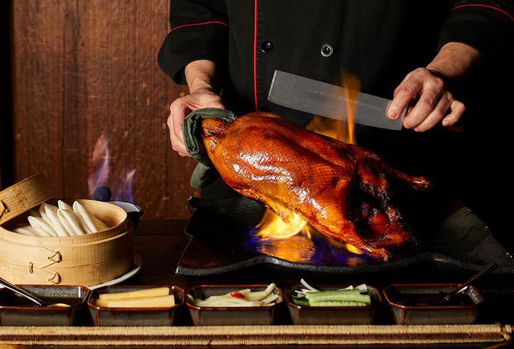 「火焰烤鴨」是必點菜色。圖／胡同提供