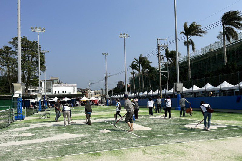 竹東鎮公所坦承並作為比賽場地的網球場未完成全部驗收，若要完成工程，包商認還要8天才能完工。 圖／高市福山國中提供