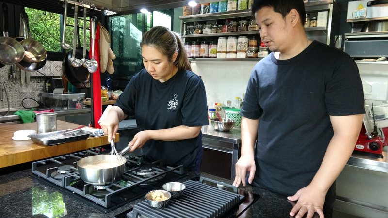 泰国都喜天丽学院（Dusit Thani College）4位学生组成团队研发出加入蟋蟀粉的冰淇淋，获得2022年APEC（亚太经济合作会议）未来食物竞赛第3名。图／中央社(photo:UDN)