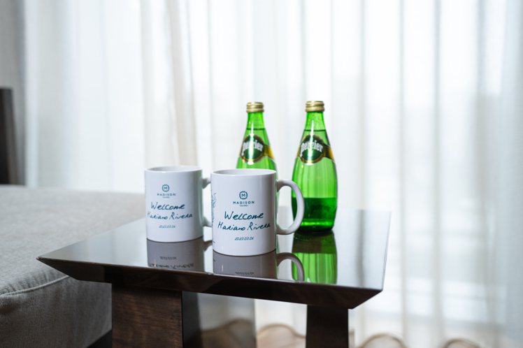 客製化馬克杯與提供法國沛綠雅Perrier氣泡天然礦泉水。圖／慕軒飯店提供
