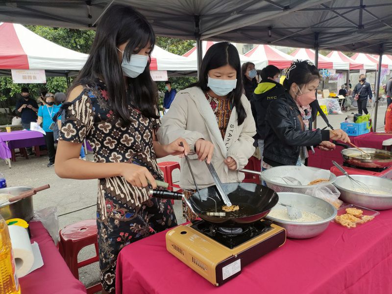台東在地新住民姊妹在活動現場料理，展現自己國家的傳統風味美食。記者尤聰光／攝影