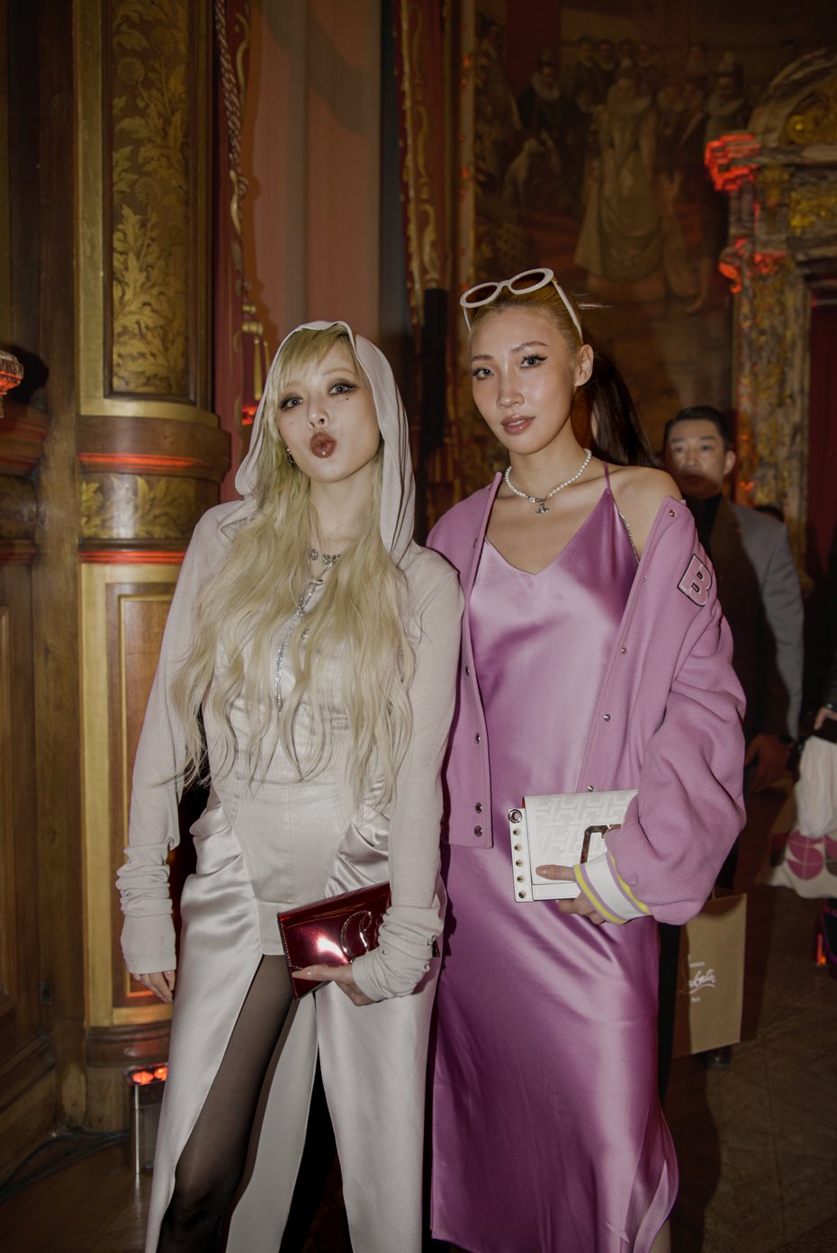 Karencici（右）在巴黎時裝周活動上遇到泫雅，開心合影。圖／華研國際提供