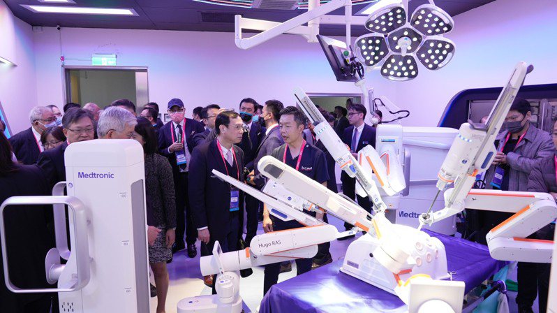 秀傳醫療體系「亞洲遠距微創手術中心」，新引進全亞洲第一台培訓專用的Hugo?機器人輔助手術(RAS)系統，今天舉辦啟用典禮，眾人並觀摩操作。圖／秀傳醫療體系提供