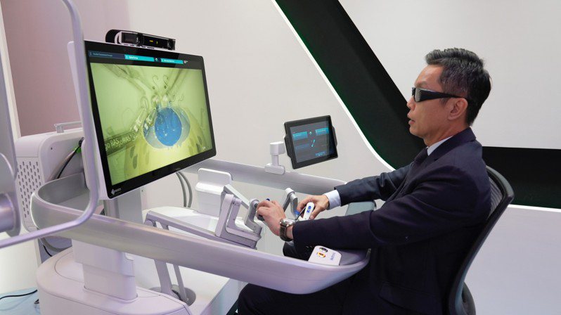 秀傳醫療體系「亞洲遠距微創手術中心」，新引進全亞洲第一台培訓專用的Hugo?機器人輔助手術(RAS)系統，今天舉辦啟用典禮。圖／秀傳醫療體系提供
