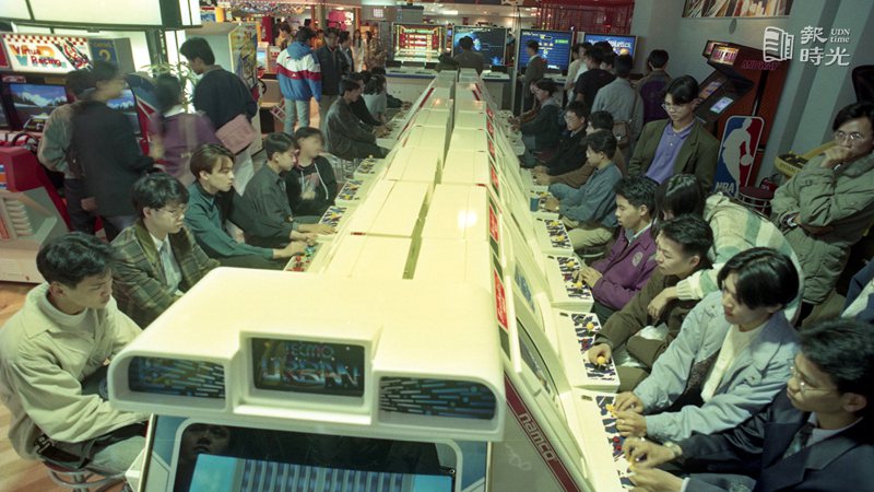 日本SEGA遊戲公司承租大亞百貨內整層樓，內置多樣機台，吸引人潮進場遊樂。圖／聯合報系資料照（1994/01/04 胡國威攝影） 
