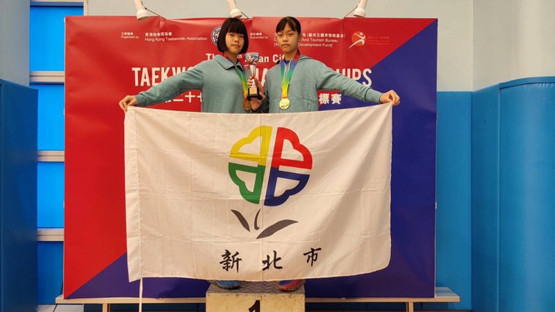 江宜珊（左）、江宜璇（妹）兩位選手，參加「第二十七屆亞洲城市跆拳道錦標賽」，以六戰全勝佳績摘下兩金，並帶回青少年女子組團體季軍獎盃。圖／心北市議員鄭宇恩提供