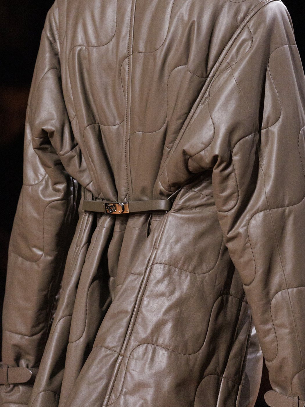 圍裹形式的外套，在背後收窄，形成寬鬆舒適的輪廓。圖／愛馬仕提供