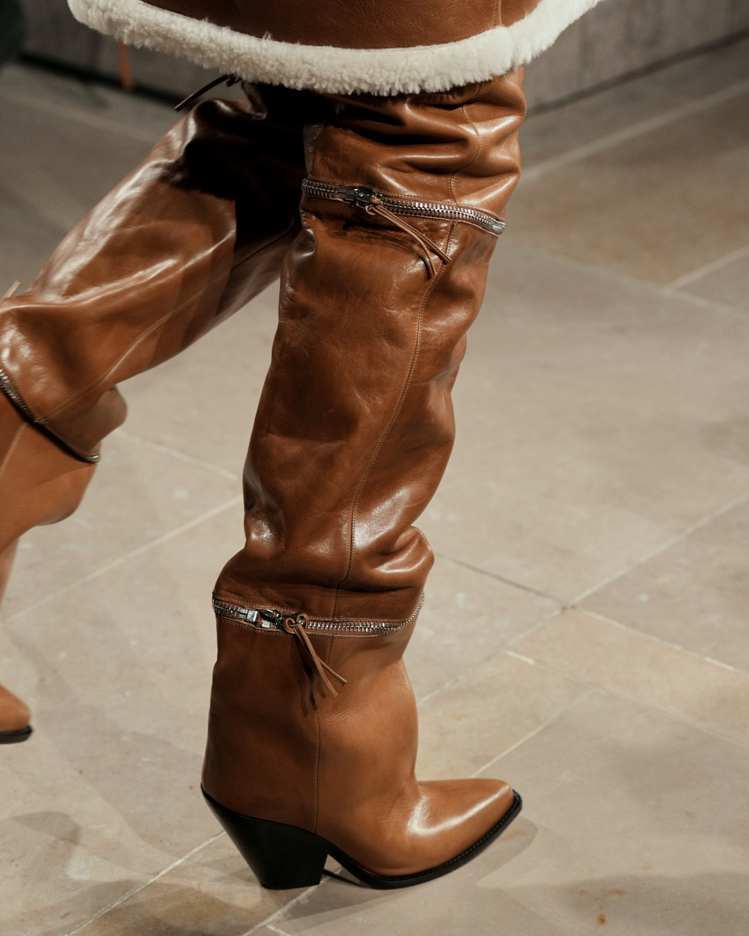 Isabel Marant 2023秋冬系列的超長皮革過膝靴。圖／惇聚國際提供