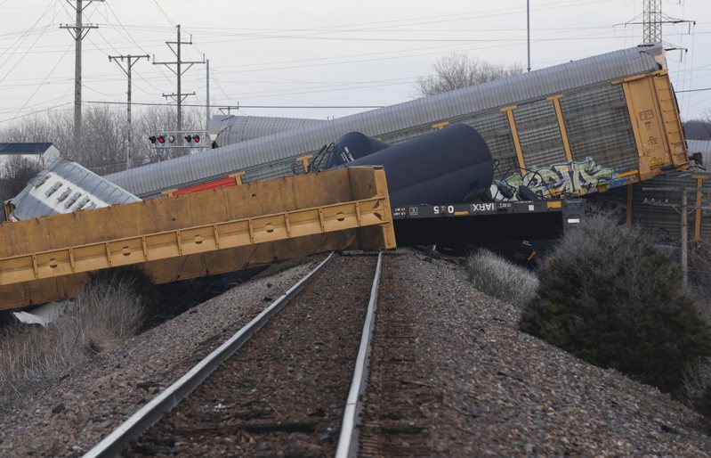 美国铁路公司「诺福克南方」4日发生近1个月来的第2起货运列车出轨翻覆事故。美联社(photo:UDN)