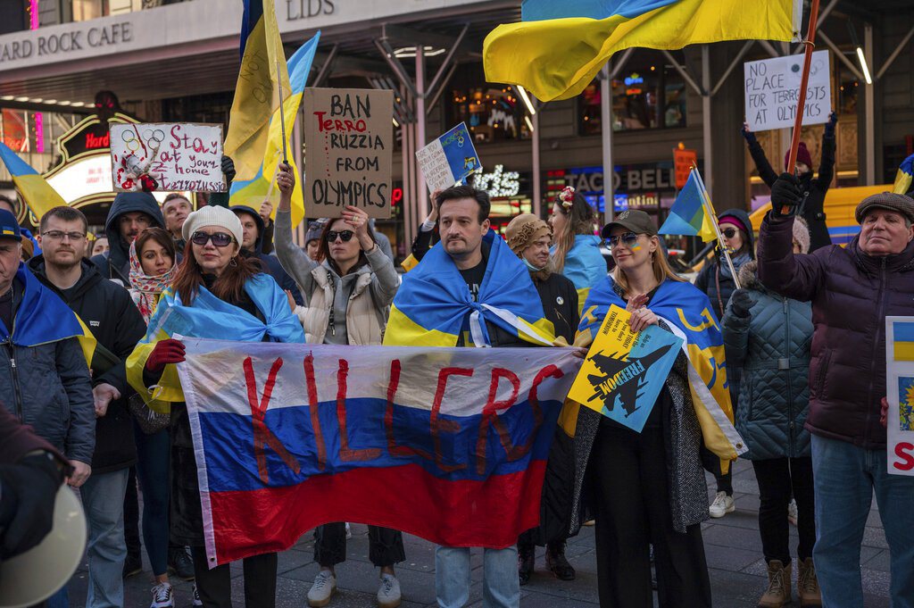 烏克蘭支持者集結在紐約時代廣場抗議俄羅斯參與2024巴黎奧運。 圖／美聯社