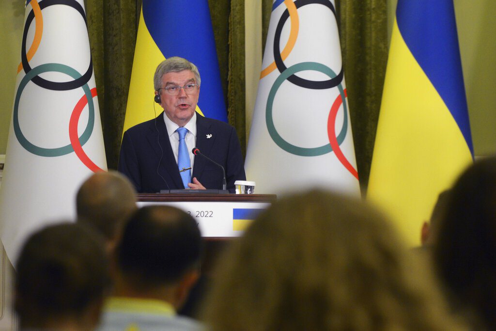 圖為國際奧會主席巴赫去年7月在基輔與烏克蘭總統澤倫斯基會面。 圖／美聯社