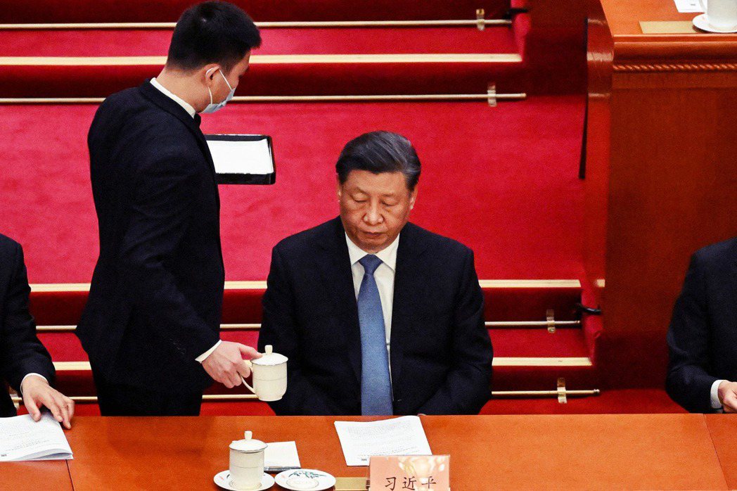 3月4日，服務員為中國國家主席習近平端茶。 圖／法新社