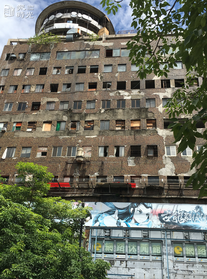 千越大樓的外觀殘破不堪，曾被形容是鬼屋。圖／聯合報系資料照（ 2016/07/05　 陳秋雲攝影）
