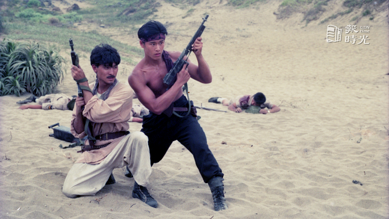 電影「異域」十七日前往在白沙灣拍攝，演員劉德華(左)與徐承義(右)。圖＼聯合報系資料照（1990/07/17　王宏光） 