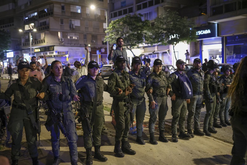 以色列總理夫人莎拉．內唐亞胡1日晚間在特拉維夫一間美容院美髮，民眾則在外抗議，員警當時站在美容院外駐守。美聯社