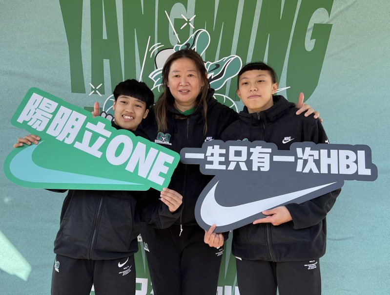 張聿嵐（右）、江子柔（左）和教練李台英合影。記者曾思儒／攝影