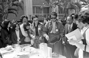 1976年3月7日，由台北市國際青年商會主辦的比賽「男士烹飪大賽」，由五對夫婦及情侶作示範表演，鄒森 (中右)和夏台鳳(中左)端出慢工出細活兒的「雪花」等名菜。圖／聯合報系資料照片