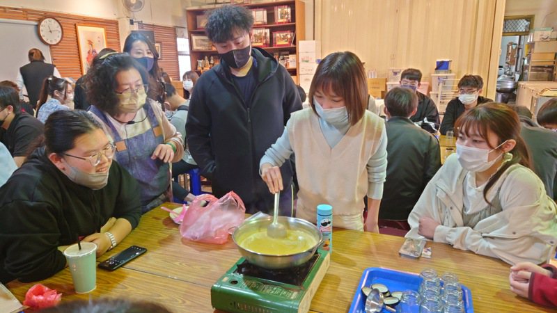 日本公立小松大學和建國科技大學的學生學習製作柑橘果醬。記者簡慧珍／攝影