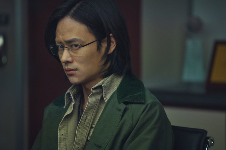 夏騰宏在「模仿犯」預告影片中，被捲入連續殺人案，成為嫌疑犯之一。圖／Netflix提供