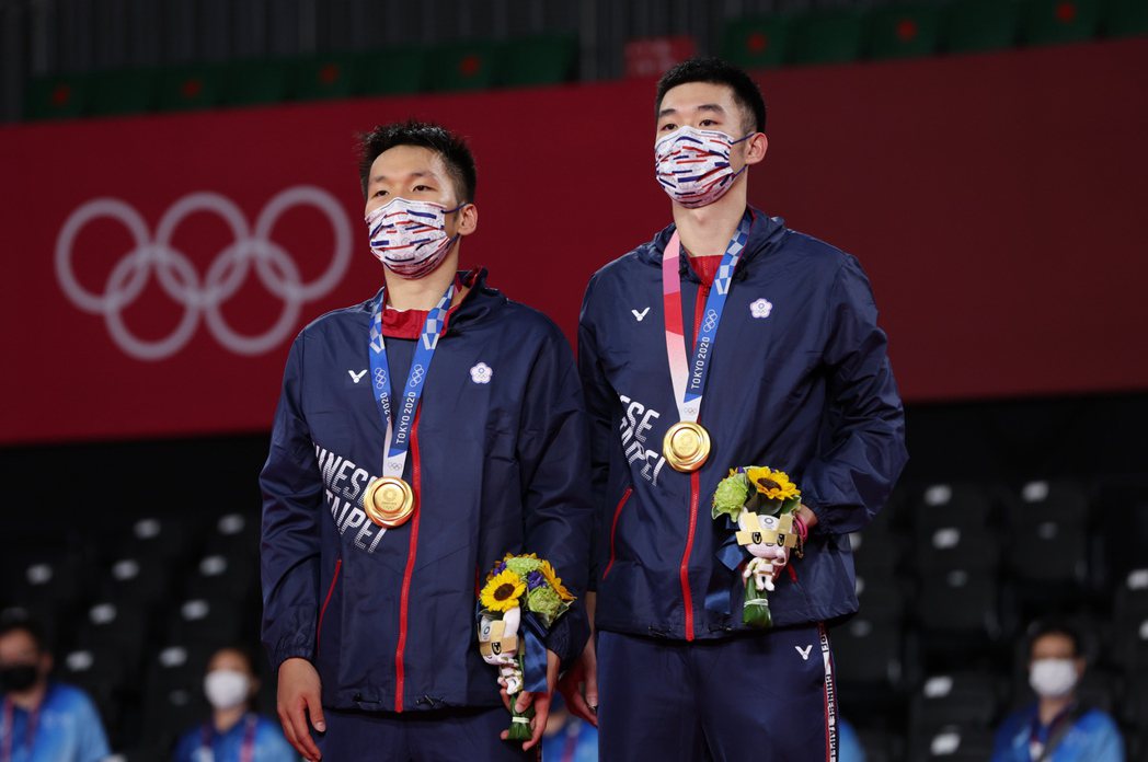 圖為王齊麟（右）與李洋（左）在東京奧運為我國羽球隊奪得奧運史上第一面金牌。 圖／聯合報系資料照片