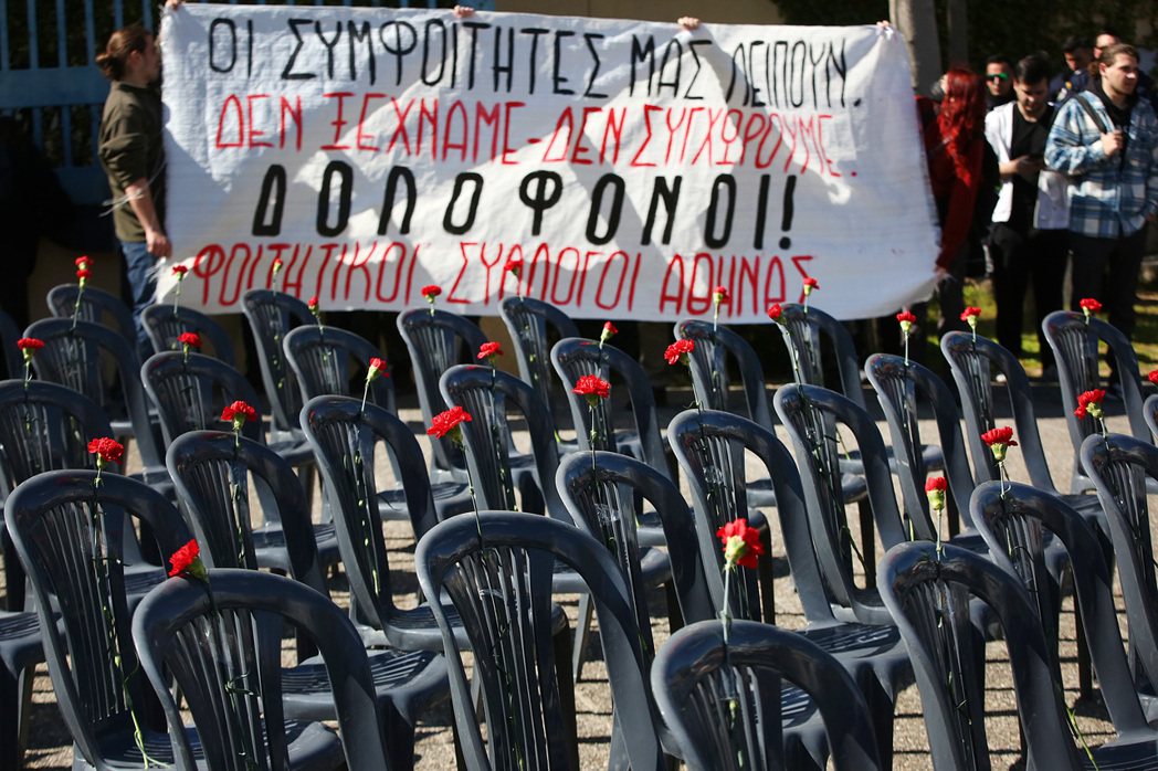 2023年3月6日，希臘雅典的交通部外，示威人士放置了 57 把椅子，以紀念火車...
