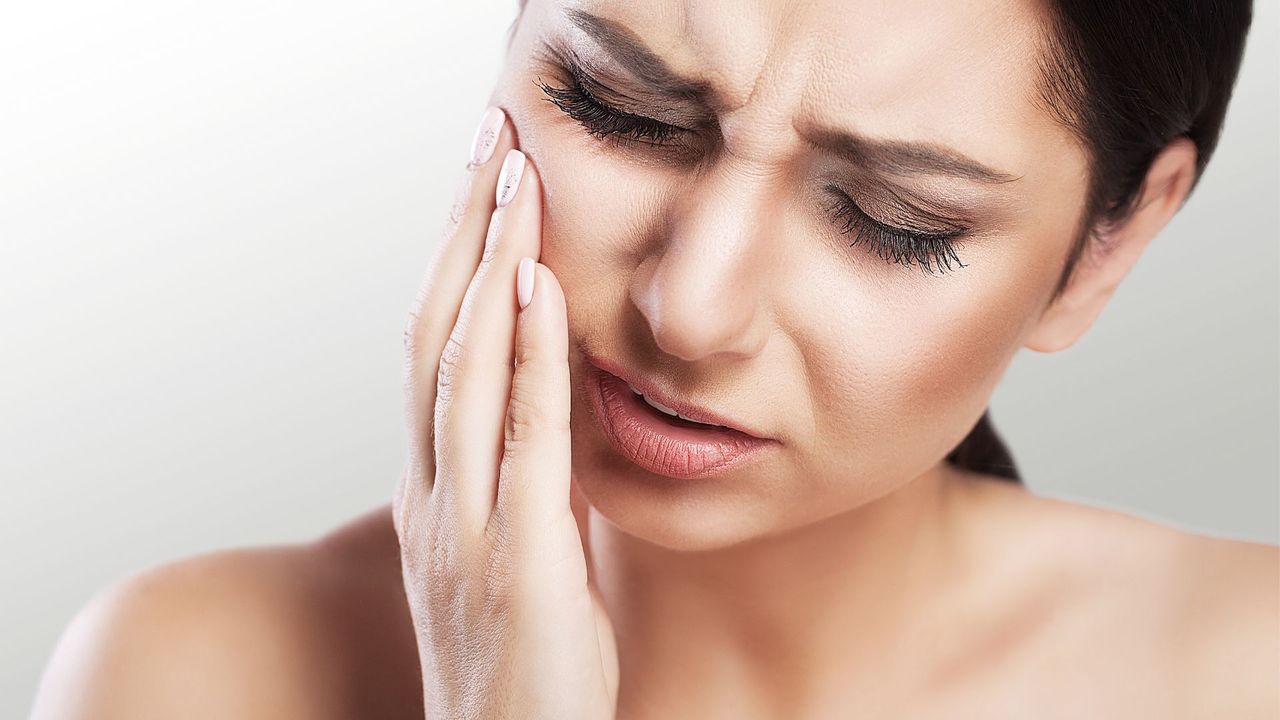 造成顳顎關節不適的原因很多，大多源於肌筋膜緊繃的關係。圖片／Canva