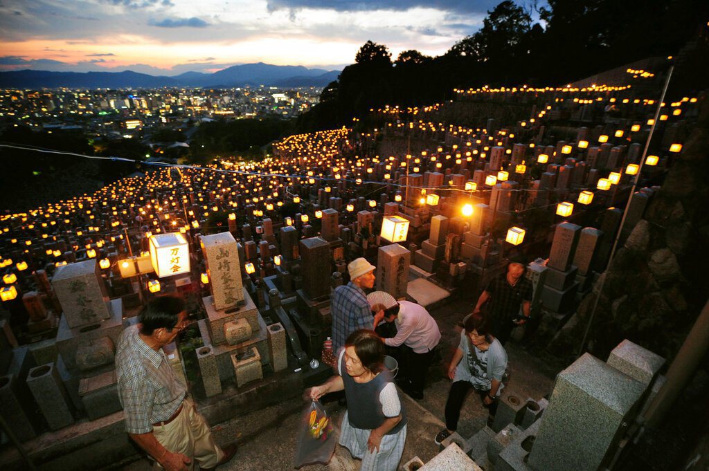 近十餘年來，希望完成「死後離婚」的日本人越來越多。圖為京都東本願寺的墓園。 圖／美聯社