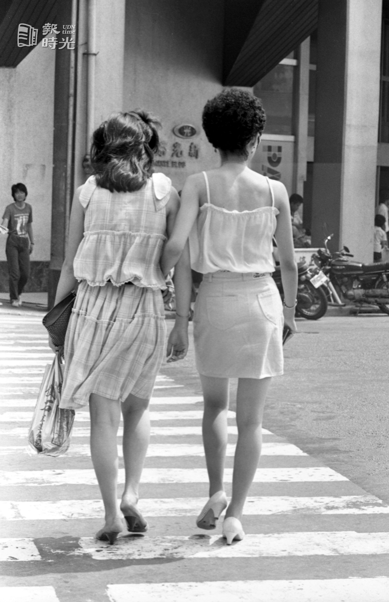 天氣炎熱，路上出現迷你裙等清涼裝扮。圖／聯合報系資料照（ 1983/06/28）