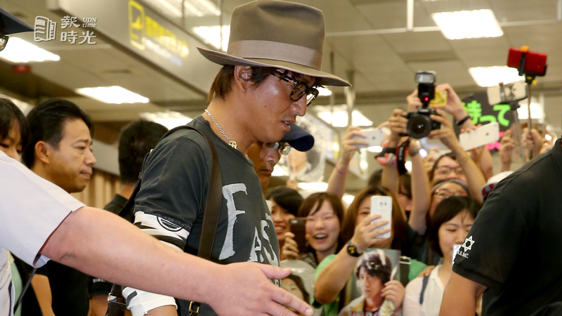 日星木村拓哉昨天搭乘晚班班機抵達台北松山機場，首次來台的他受到數百名粉絲熱烈歡迎。圖／聯合報系資料照 （2015/07/11　余承翰攝影）
