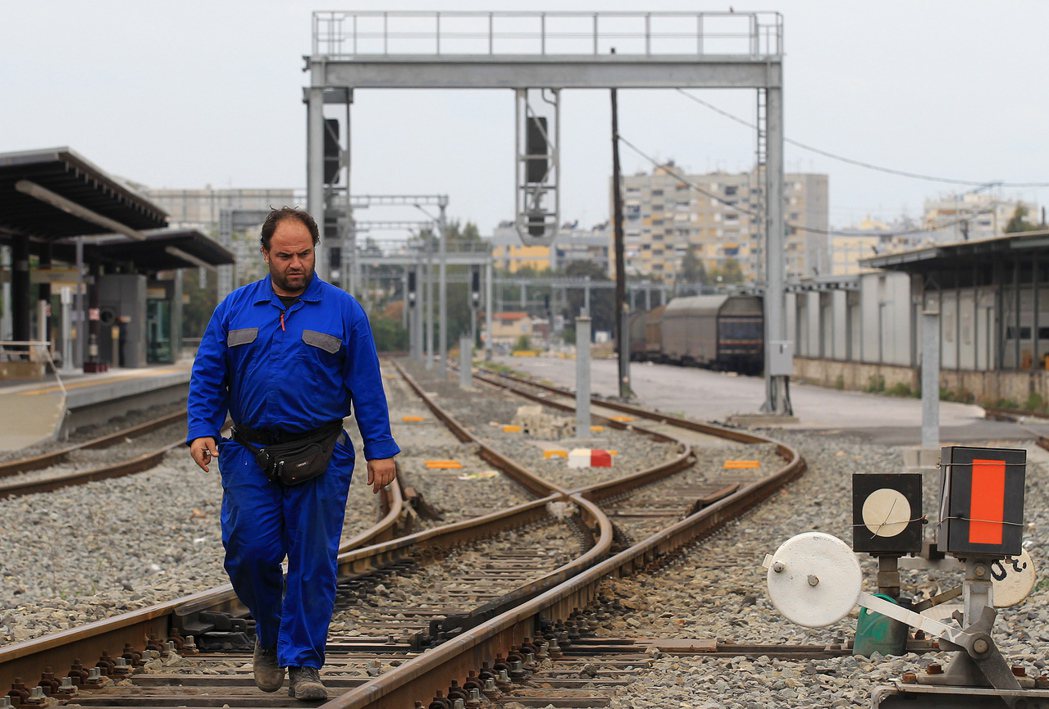 長期失效且的行車設備，使得希臘鐵路的日常運作，必須仰賴近乎全人工的原始方式來傳遞...