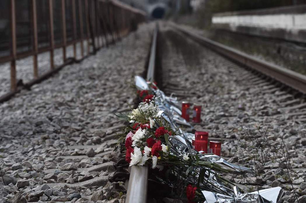 2023年3月5日，在希臘北部鐵軌上擺放的鮮花，用以悼念在坦佩火車相撞事故中喪生...