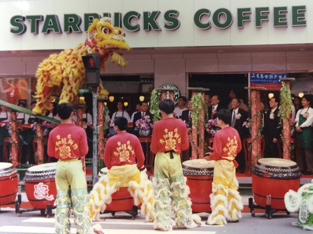 1998/3/28台灣第一家Starbucks Coffee於台北天母開幕。 圖...