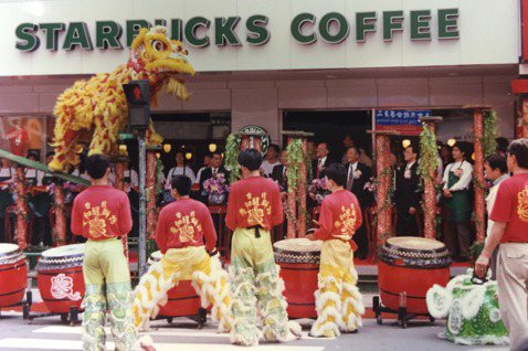 1998/3/28台灣第一家Starbucks Coffee於台北天母開幕。 圖...