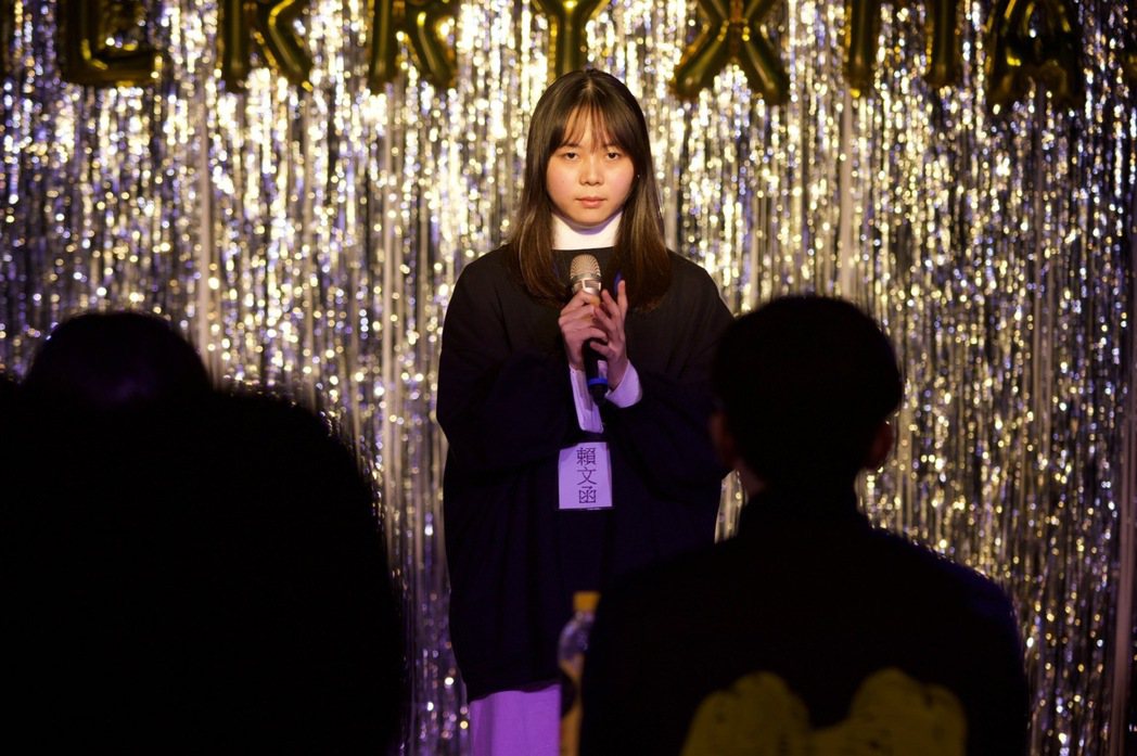 「笑笑」賴文函同學拿下冠軍，潘協慶稱讚她唱歌風格清新。 台北海大/提供。