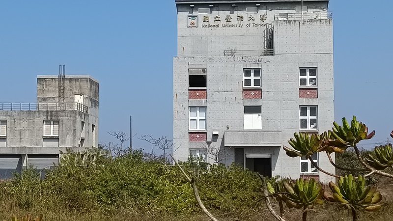 只蓋了兩棟… 台南大學七股校區，僅有兩棟水泥建築，孤獨佇立海邊。記者謝進盛／攝影