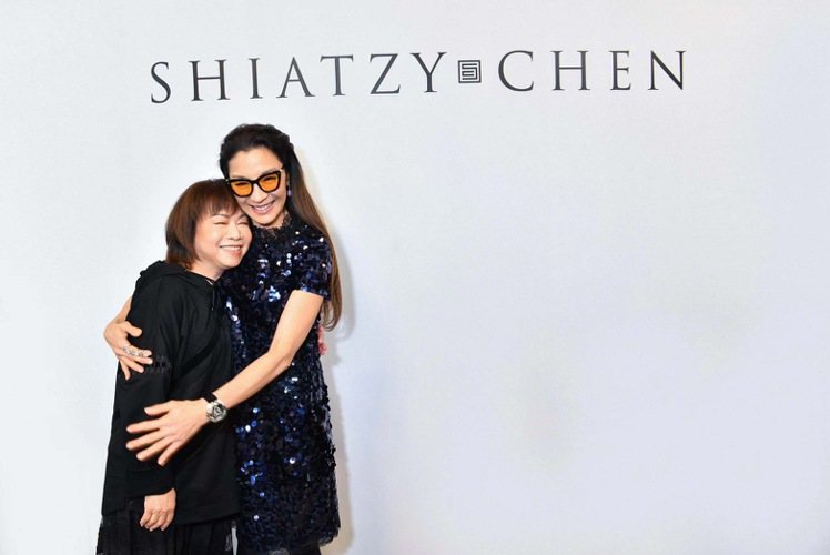 楊紫瓊與品牌創辦人設計總監Shiatzy Chen女士熱情相擁，展現深厚情誼。圖／SHIATZY CHEN提供