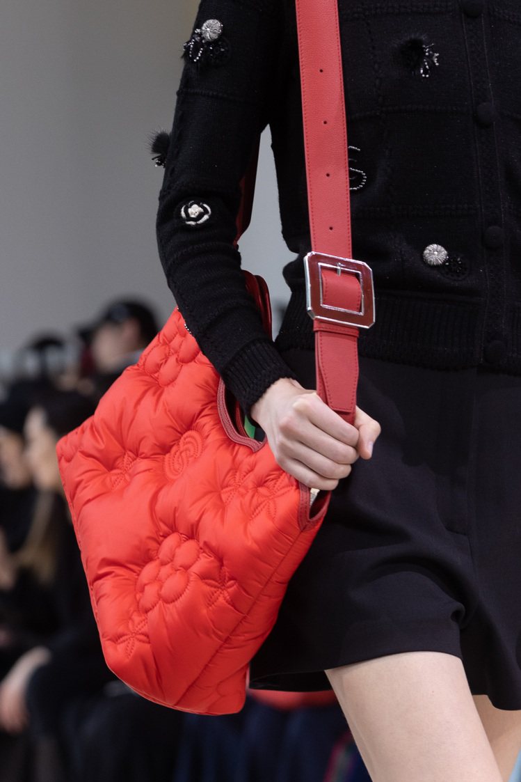 紅色鋪棉的尼龍包款，表面並以縫線具現了花卉圖騰與品牌的SC首字母縮寫。圖／SHIATZY CHEN提供