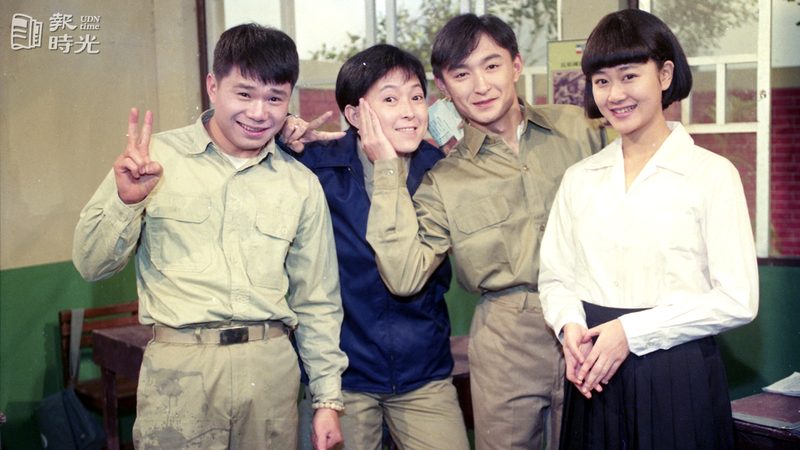 台灣電視公司綜藝節目《王牌登場》〈他的一生〉短劇拍攝現場。圖為劇中演員周明增(左起)、方芳和歡歡(右一)等人合照。圖／聯合報系資料照（1992/02/10）