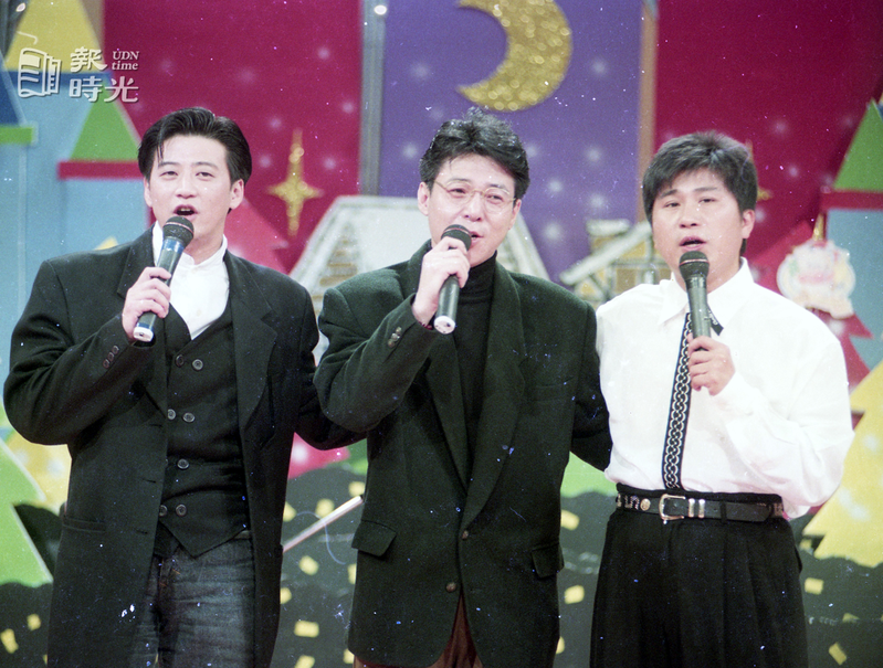 華視「金曲龍虎榜」，左起為李亞明、姜育恆、胡瓜。圖／聯合報系資料照（ 1992/12/18　王宏光攝影） 
