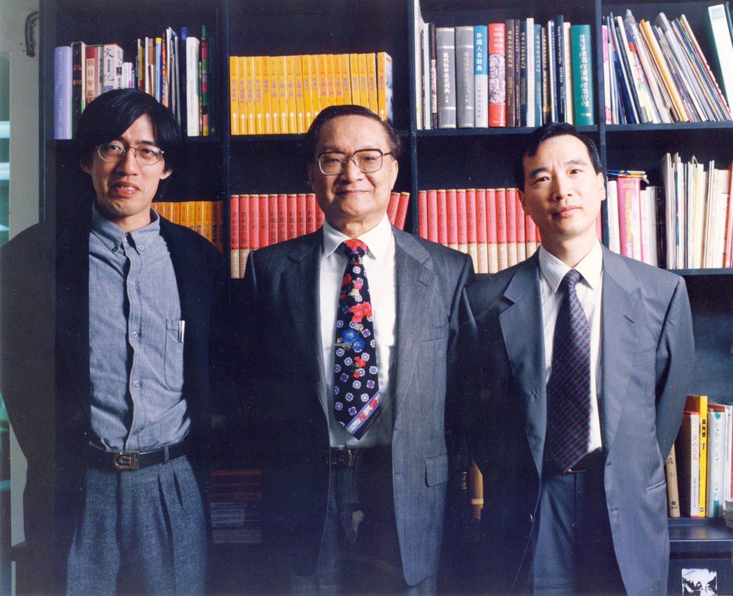 1994年金庸（中）訪台，王榮文與詹宏志（左）一塊合影。圖／王榮文提供
