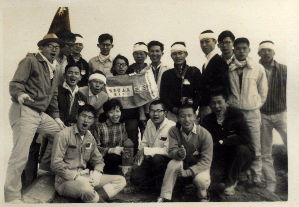 王榮文就讀南二中時期不僅是青年期刊編輯，課外也參與救國團許多活動，如登山和環島。...