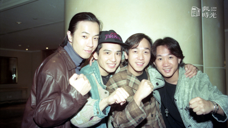 香港知名搖滾樂團Beyond(成員黃家強(左起)、黃家駒、葉世榮、黃貫中和「寶麗金」約滿後，正式加盟「滾石」。圖／聯合報系資料照（1992/11/16　王宏光攝影） 
