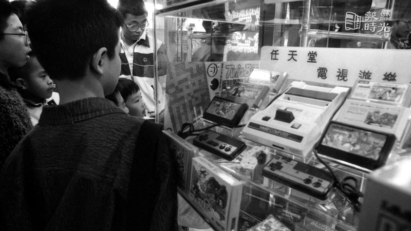 公共場所禁止電動玩具店營業後，由於青少年對其喜愛程度仍不減，新型專供電玩的電視遊樂器正走入家庭，意外造成新商機，圖為目前最熱銷的日本任天堂卡帶式遊戲機。圖／聯合報系資料照（1986/03/22）