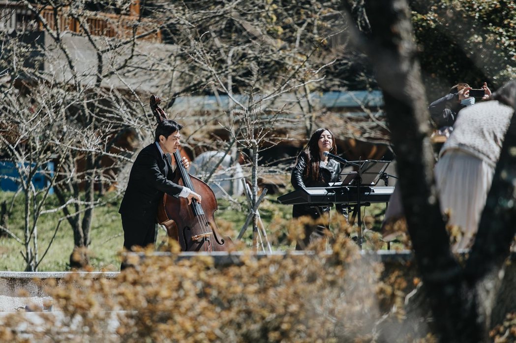 「杜鵑花音樂會」於4月29日在阿里山停機坪舉行杜鵑花音樂會（圖為2022花季閉幕...