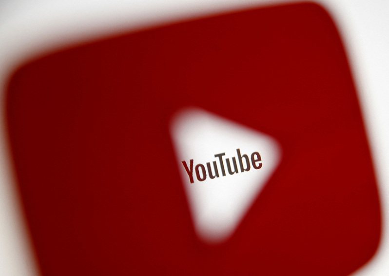 Youtube官方宣布，4月6日起，將停止投放圖中所示的「重疊廣告」。圖／路透社資料照