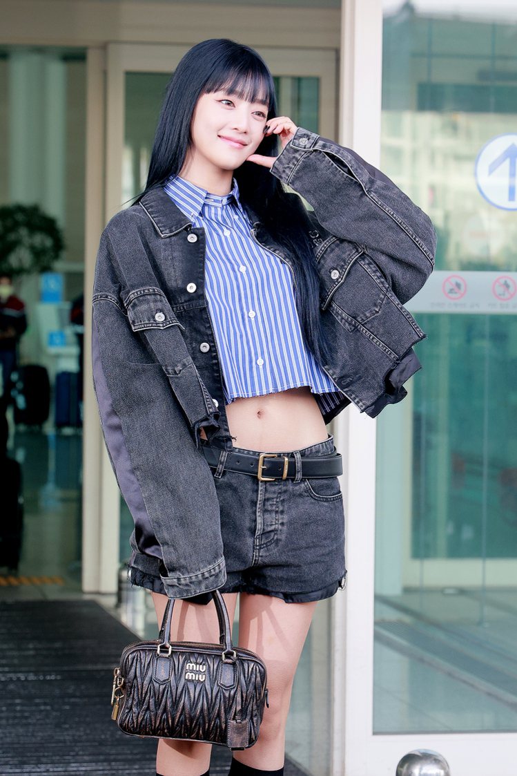 Minnie在出席Miu Miu大秀前，便曾在機場拍到以短褲搭配短上衣、丹寧外套...